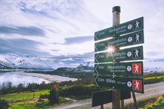 Et veikryss med turstiskilt i fjelllandskapet i nærheten av Trollheimen.