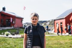 DNTs generalsekretær Inger Lise Blyverket foran en turisthytte.
