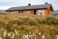 DNT-hytta Storsteinen i fjellandskap.
