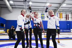 Glade norske damer etter seier i bronsefinalen mot Sverige. F.v. Martine Vollan Rønning, Marianne Rørvik, Mille Haslev Nordbye og Kristin Skaslien.