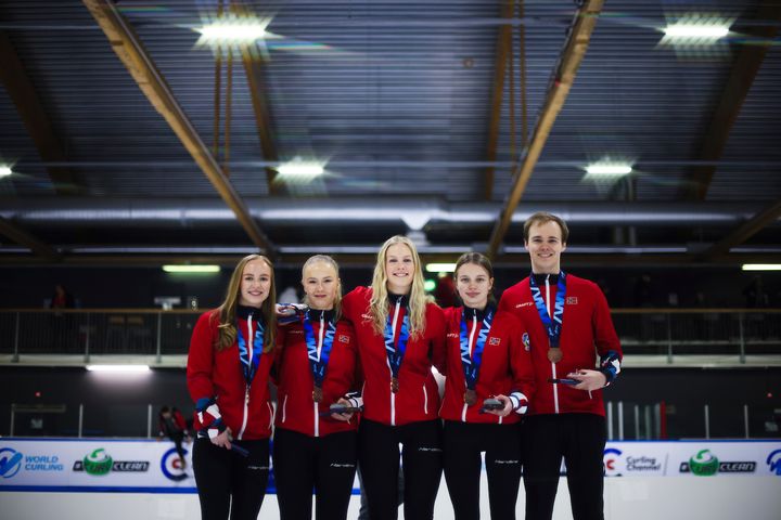 To ganger bronsemedalje for disse jentene. Fra venstre: Torild Bjørnstad, Nora Østgård, Ingeborg Forbregd, Eilin Kjærland og coach Ingebrigt Bjørnstad.