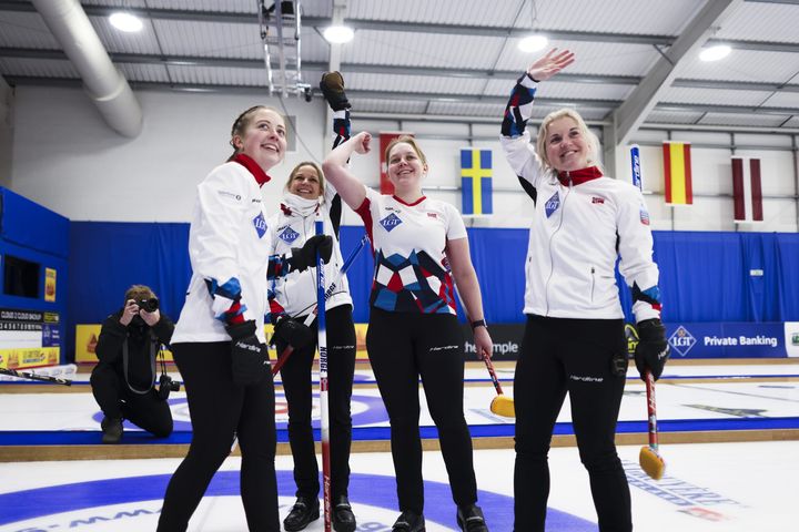 Damelandslaget etter bronsen de vant  under EM rett før jul. F.v. Martine Vollan Rønning, Marianne Rørvik, Mille Haslev Nordbye og Kristin Skaslien