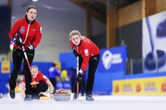 De norske kvinnene i aksjon under EM i Lohja, Finland i november. Mille Haslev Nordbye (i bakgrunnen) har satt stein mens Eilin Kjærland (til venstre) og Kristin Skaslien koster.