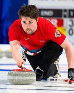 Mathias Brænden fra Moelv og Lillehammer curlingklubb blir også en del av lag Ramsfjell og veien mot OL i 2030. Her fra isen i Geneve, Sveits under årets VM mixed doubles.