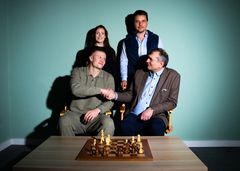 Bak fra venstre: Benedicte Westre Skog, COO i Norway Chess og Morten Borge, co-founder i Chess Mates. Foran fra venstre: Erling Braut Haaland, co-founder i Chess Mates og Kjell Madland, CEO i Norway Chess