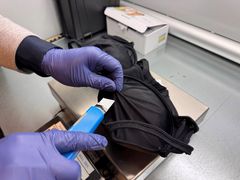 Det ble gjort et snitt i BH-en og da kom en pakke i gjennomsiktig plast til syne. Etter en test ble det påvist at det var kokain, og BH-en med innhold ble veid til 778 gram.