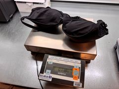 BH-en vekket raskt interesse hos tollerne. Den hadde en unormal form og var usedvanlig tung.