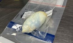 Det er svært farlig å smugle narkotiske stoffer innvendig, men dette er dessverre noe tollerne jevnlig ser blant flypassasjerer som forsøker å smugle narkotika.