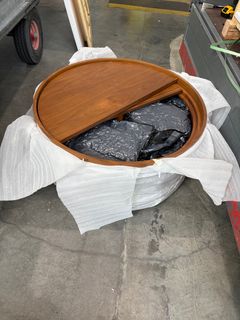 Beslag av 64 kg marihuana forsøkt gjemt i til sammen tre runde bord i to separate forsendeler fra USA.