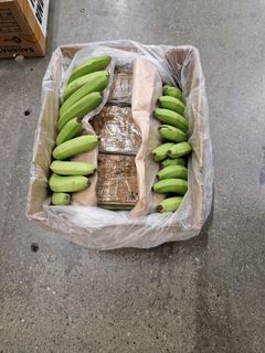 En kasse med bananer og kokain.