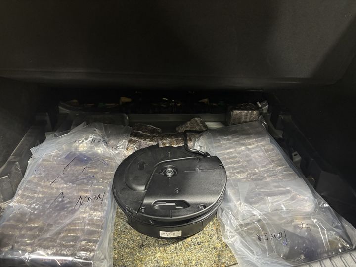 Under kontrollen avdekket tollerne både hasj og kokain.