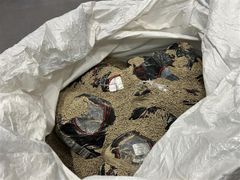 Narkotiske piller skjult i en sekk med pellets