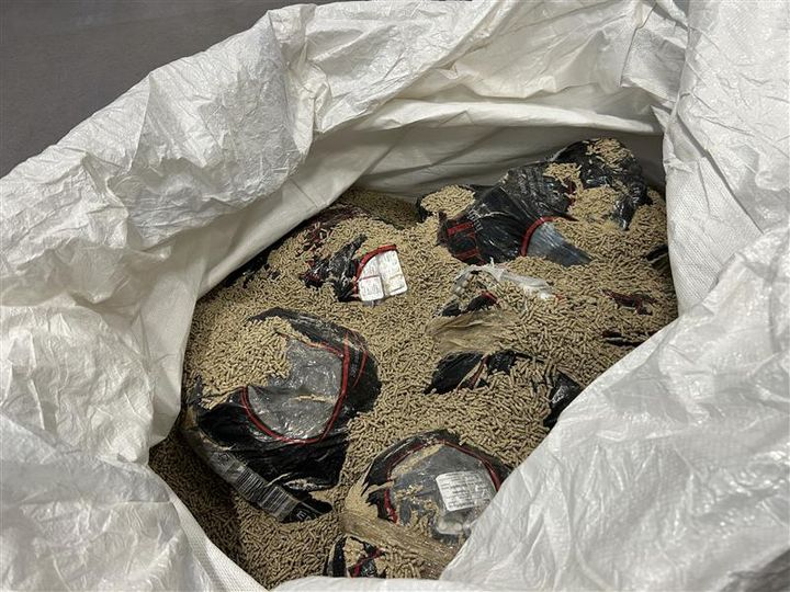Piller skjult i en sekk med pellets