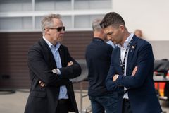 Knut Gravråk, administrerende direktør i NLF i samtale med Samferdselsminister Jon-Ivar Nygård.