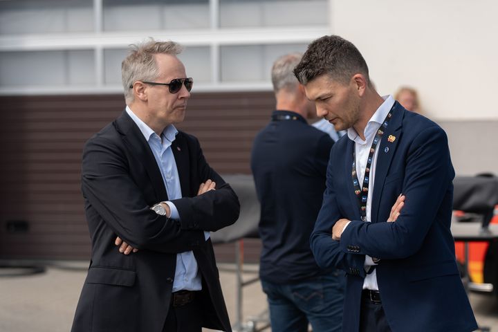 Knut Gravråk, administrerende direktør i NLF i samtale med Samferdselsminister Jon-Ivar Nygård.