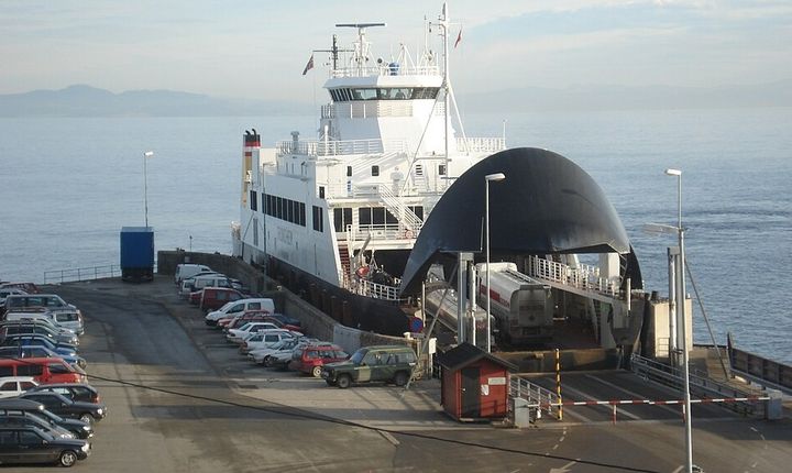 PRESSET KAPASITET: Flakk–Rørvik-fergen er nå en kritisk omkjøringsrute etter E6-raset i Levanger. NLF krever gratis passering og prioritet for godstransport. Foto: Wikipedia Commons