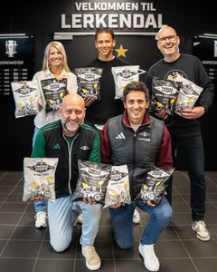 Foran fra venstre Nicolay Jacobs, partneransvarlig RBK og Tore Bjørseth Berdal, daglig leder RBK. Bak fra venstre: Unni Haagenstad, sponsoransvarlig Coop Midt-Norge, Adrian Perreira, RBK og Tommy Wikmark, daglig leder FrostaChips.