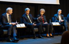 Fra venstre: Statsminister, Jonas Gahr Støre, John Kerry USAs spesialutsending for klima, Hilde Merete Aasheim konsernsjef i Hydro og Svein Tore Holsether, konsernsjef i Yara