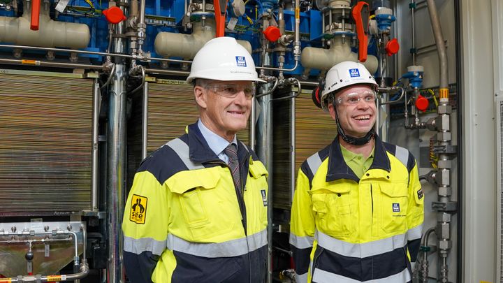 Statsminister Jonas Gahr Støre og konsernsjef i Yara, Svein Tore Holsether under åpningen av Yaras nye fornybare hydrogenanlegg