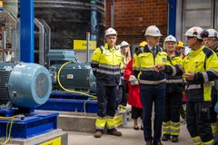 Statsminister Jonas Gahr Støre under omvisning av Yaras nye fornybare hydrogenanlegg på Herøya, Porsgrunn.