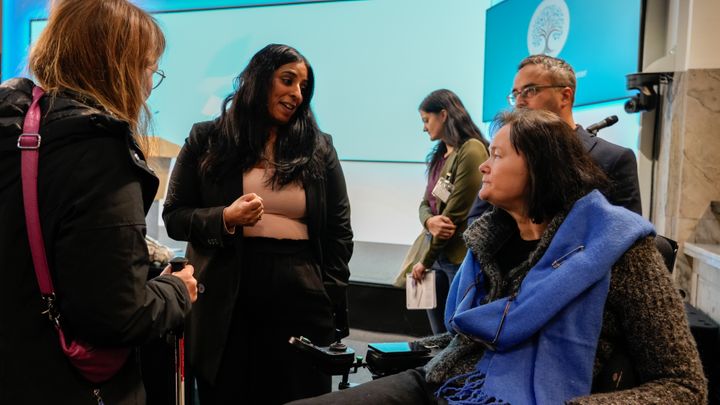 Generalsekretær i Uloba, Vibeke Marøy Melstrøm, og Kultur- og likestillingsminister, Lubna Jaffery, i forbindelse med presentasjonen av Regeringens ekspertutvalg som foreslo å ta FN konvensjonen om funksjonshemmede inn i Menneskerettsloven. Foto: Uloba.