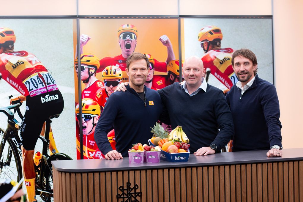 Fra venstre: Thor Hushovd, General Manager i Uno-X Mobility Cycling, Bent Andersen, konsernsjef i BAMA Gruppen og Vidar Riseth, sponsorsjef i Reitan Retail. Foto: Vilde Andersen Vinje
