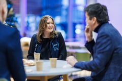 Marie Haga Eriksen, president for studentforeningen BISO, og Ole Robert Reitan, CEO i Reitan Retail.