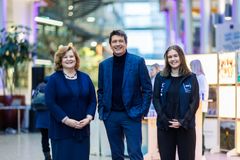 Fra venstre: Karen Spens, rektor ved Handelshøyskolen BI, Ole Robert Reitan, CEO i Reitan Retail, og Marie Haga Eriksen, president for studentforeningen BISO.