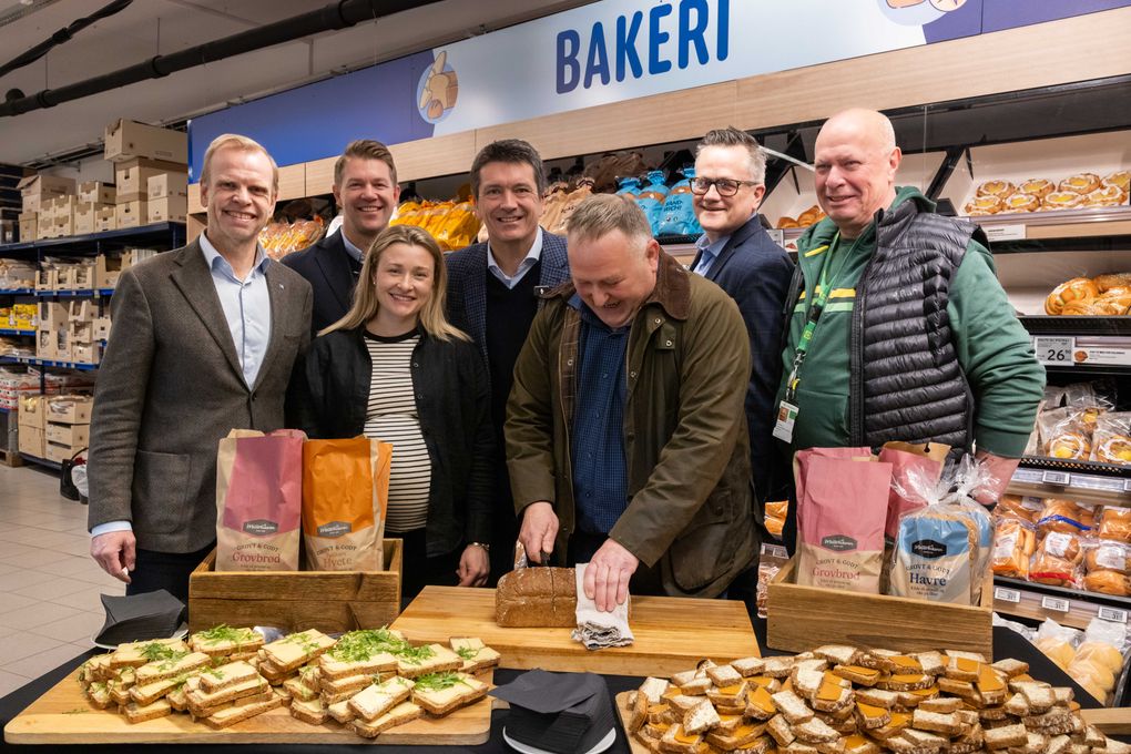 Hele verdikjeden er representert når brød merket med "Varsom vekst" ble lansert i Rema 1000-butikkene. Fv: Svein Tore Holsether (Yara), Jan Erik Eikeland (Norgesmøllene), Ole Robert Reitan (Reitan Retail), Tor Søreide Sivertsen (Mesterbakeren) og Bjørn Stabbetorp (Felleskjøpet Agri). Foran: Ingrid og Olav Vold. (Foto: Nils-Vibe-Rheymer)