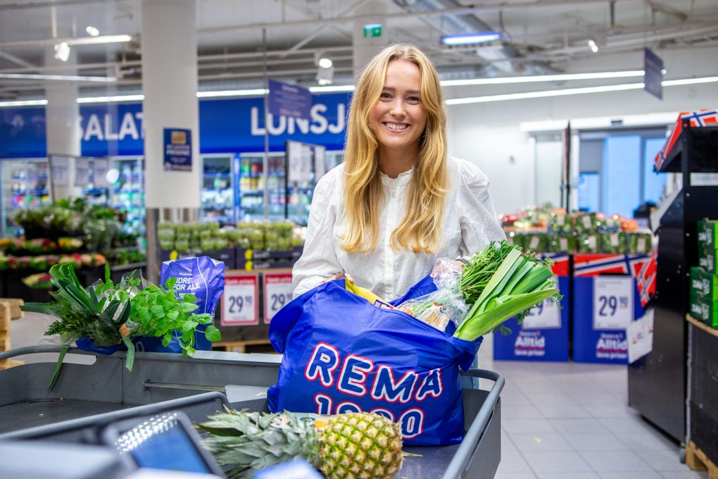 Emilie Våge med REMA 1000 handlenett