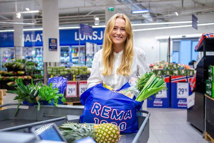 Emilie Våge med REMA 1000 handlenett