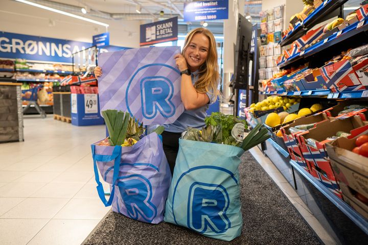 Posenedgangen har spart miljøet for svimlende 549 tonn plast, sier leder for samfunnsansvar og bærekraft i REMA 1000, Emilie Våge.