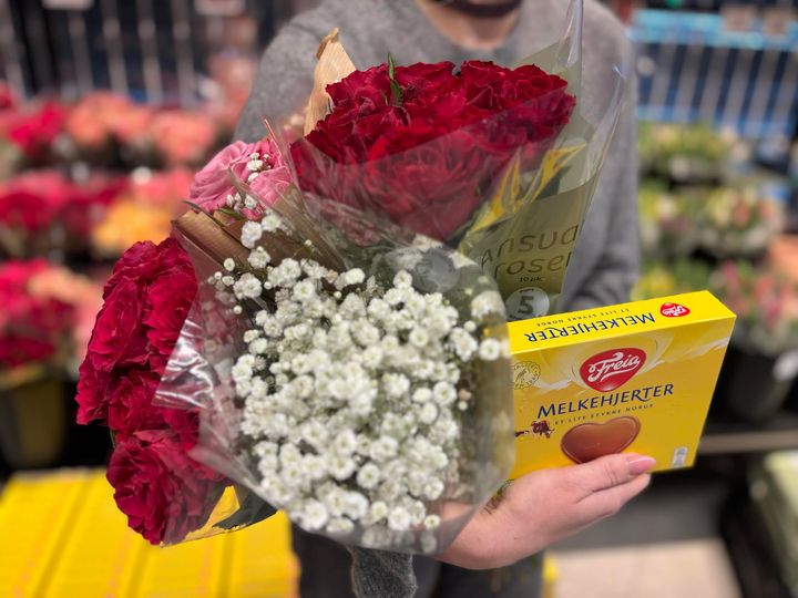 Kjærlighetens dag nærmer seg, og salget i REMA 1000-butikkene viser tydelige trender: Blomster, sjokolade og en liten dose ansvarlighet står i fokus når nordmenn feirer valentinsdagen.