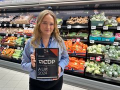 – Det at vi år etter år oppnår toppkarakter fra CDP, og at vi nå også skiller oss positivt ut i europeisk sammenheng, viser at målrettet og ærlig arbeid over tid gir resultater, sier Emilie Våge, leder for samfunnsansvar og bærekraft i REMA 1000.