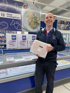 Øyvind Stenland begynte som sommervikar i REMA 1000 da han var 17 år. Deretter ble han kasserer, så stengeansvarlig, nestkommanderende og deretter Kjøpmann. I dag er han utviklingssjef for region Midtre Østland.