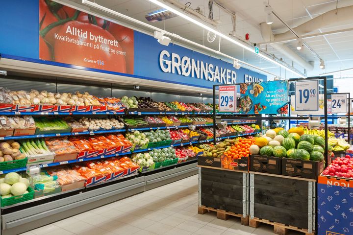 Det ryddes plass til enda mer jordbær i frukt- og grøntavdelingene.