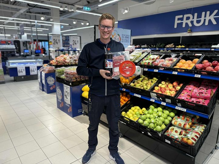 Kjøpmann Simen Dancke Sandorf fra REMA 1000 Greverud gleder seg til å tilby kundene alt de trenger, også til jul.