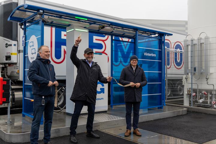 Her klippes snoren av Kjell Stokbakken, direktør for Varer & Forsyning i REMA 1000.