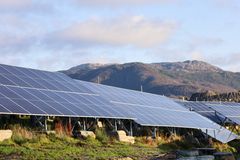 Solparken er den første i Norge som bygges på et lukket avfallsdeponi, og markerer et viktig steg i REMA 1000s arbeid for en mer bærekraftig verdikjede.