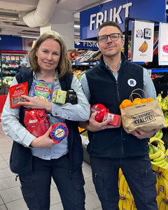 Fra fredag får kundene enda lavere priser på over 30 populære varer i julekurven, alt fra ribbe og risgrøt, til edamerost, gräddost, julegodteri og klementiner.