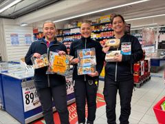 REMA 1000 starter det nye året med omfattende priskutt på populære hverdagsvarer. Gjengen fra REMA 1000 Kløverhuset i Bergen gleder seg til å ta imot kundene.