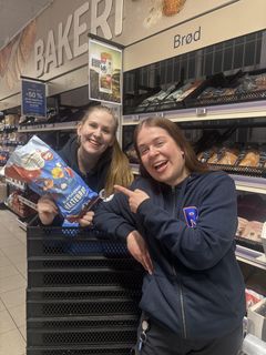 Her står Amalie og Kjersti, fra REMA 1000 Gjøvik Stadion, med det nye brødet