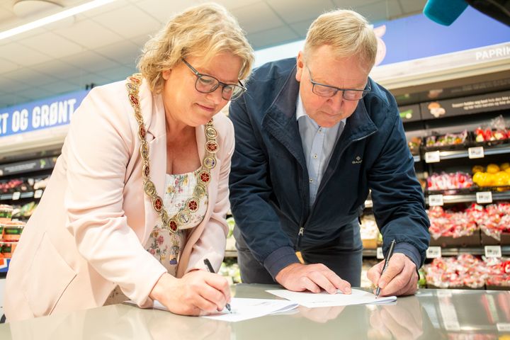 Horten%20kommune%20og%20REMA%201000%20inng%E5r%20samarbeid%20om%20Norges%20f%F8rste%20pilot%20for%20beredskapsbutikk.%20Avtalen%20ble%20signert%20av%20ordf%F8rer%20Christina%20Maria%20Bratli%20og%20leder%20for%20sikkerhet%20og%20beredskap%20i%20REMA%201000%2C%20Harald%20Kalv%F8y.