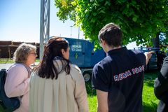 Ordfører Christina Maria Bratli og representanter fra REMA 1000 får en gjennomgang av nødstrømsløsningen som skal holde REMA 1000 Lystlunden i drift under pilotprosjektet i uke 25.