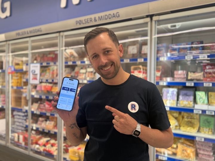 Fra 8. juni kan bonusen i REMA-appen bli til Spenn-poeng, som kan tjenes og brukes både hos REMA 1000 og hos andre merkevarer. Her på bildet er Mats Petersen Johansen fra REMA 1000 Ensjø.