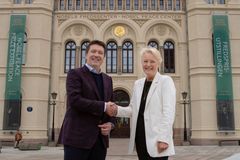 Ole Robert Reitan og Kjersti Fløgstad foran Fredssenteret da Reitan Retail ble ny hovedsamarbeidspartner med Nobels Fredssenter i 2023. Foto: Ulrik Rolfsen