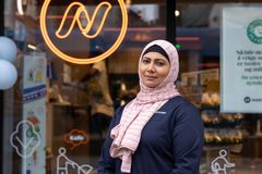 Kjøpmann Nafisa Mahmood utenfor den nye konseptbutikken på Jernbanetorget 4.
