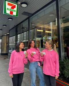 7-Eleven donerer 5 kr per solgte rosa fisk- eller kyllingburger til Rosa sløyfe-aksjonen i oktober.