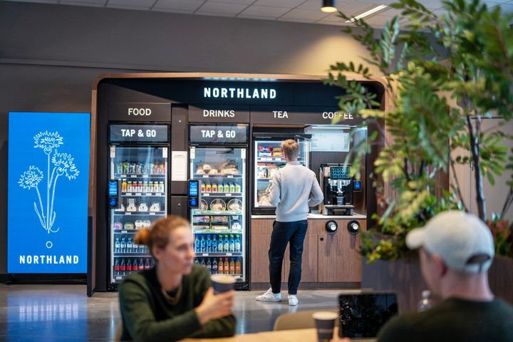 Det ubemannede butikken ligger ved Gate B på innlandsterminalen på Oslo Lufthavn, og er åpent for kundene 24 timer i døgnet.