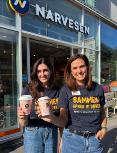 Brand Manager for Narvesen, Madelaine Meyn, og Markeds- og næringslivsansvarlig i NRK TV-aksjonen, Shamaila Marita Lein, utenfor Narvesen på Ensjø.